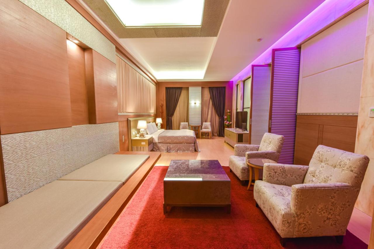 Purple Garden Motel เกาสง ภายนอก รูปภาพ
